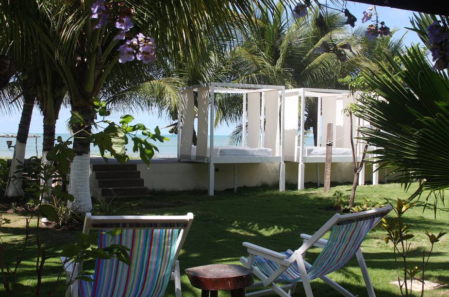 Repleto de árvores, o deck da pousada é um refúgio refrescante depois de um banho de mar