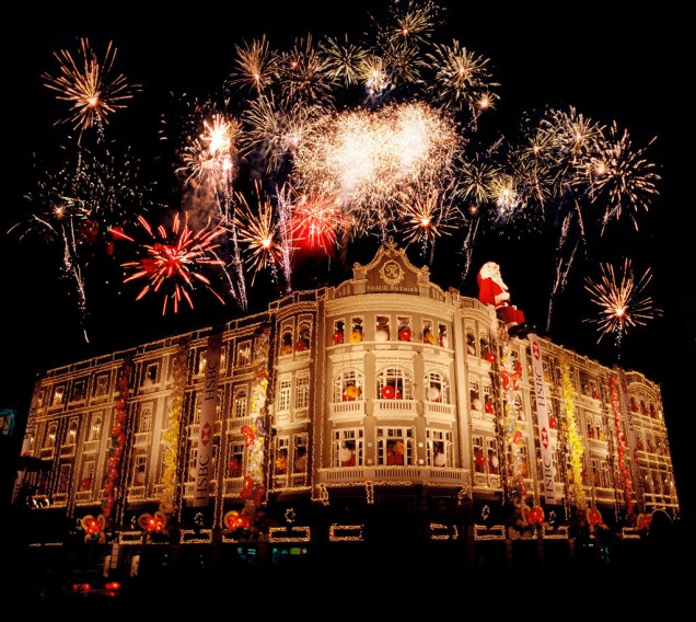 No Natal do Palácio Avenida, 160 crianças cantam das janelas para um público de milhares de pessoas