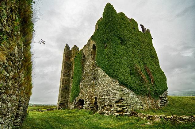 Ruínas do Castelo de Ballycarbery, do século 18, na região de Cahersiveen. A história conta que ele foi duramente atacado pelo parlamento britânico durante as Guerras dos Três Reinos