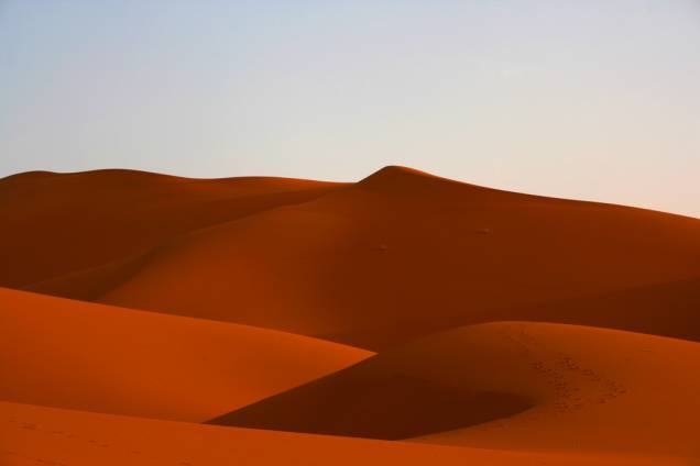 <strong>Deserto do Saara, Marrocos</strong> Cobrindo boa parte do norte da África, da Mauritânia ao <a href="http://viajeaqui.abril.com.br/paises/egito">Egito</a>, o Saara é a imagem clássica do deserto. Algumas vezes é animadamente movimentado e vivo; outras, porém a desolação de suas areias chega a ser poesia, como aqui, no Marrocos. <a href="https://www.booking.com/searchresults.pt-br.html?aid=332455&lang=pt-br&sid=eedbe6de09e709d664615ac6f1b39a5d&sb=1&src=searchresults&src_elem=sb&error_url=https%3A%2F%2Fwww.booking.com%2Fsearchresults.pt-br.html%3Faid%3D332455%3Bsid%3Deedbe6de09e709d664615ac6f1b39a5d%3Bclass_interval%3D1%3Bdest_id%3D68%3Bdest_type%3Dcountry%3Bdtdisc%3D0%3Bfrom_sf%3D1%3Bgroup_adults%3D2%3Bgroup_children%3D0%3Binac%3D0%3Bindex_postcard%3D0%3Blabel_click%3Dundef%3Bno_rooms%3D1%3Boffset%3D0%3Bpostcard%3D0%3Braw_dest_type%3Dcountry%3Broom1%3DA%252CA%3Bsb_price_type%3Dtotal%3Bsearch_selected%3D1%3Bsrc%3Dsearchresults%3Bsrc_elem%3Dsb%3Bss%3DEti%25C3%25B3pia%3Bss_all%3D0%3Bss_raw%3DEti%25C3%25B3pia%3Bssb%3Dempty%3Bsshis%3D0%3Bssne_untouched%3DNam%25C3%25ADbia%26%3B&ss=Marrocos&ssne=Eti%C3%B3pia&ssne_untouched=Eti%C3%B3pia&checkin_monthday=&checkin_month=&checkin_year=&checkout_monthday=&checkout_month=&checkout_year=&no_rooms=1&group_adults=2&group_children=0&highlighted_hotels=&from_sf=1&ss_raw=Marrocos&ac_position=0&ac_langcode=xb&dest_id=143&dest_type=country&search_pageview_id=29e277e1fa1c0205&search_selected=true&search_pageview_id=29e277e1fa1c0205&ac_suggestion_list_length=5&ac_suggestion_theme_list_length=0" target="_blank" rel="noopener"><em>Busque hospedagens em Marrocos no Booking.com</em></a>