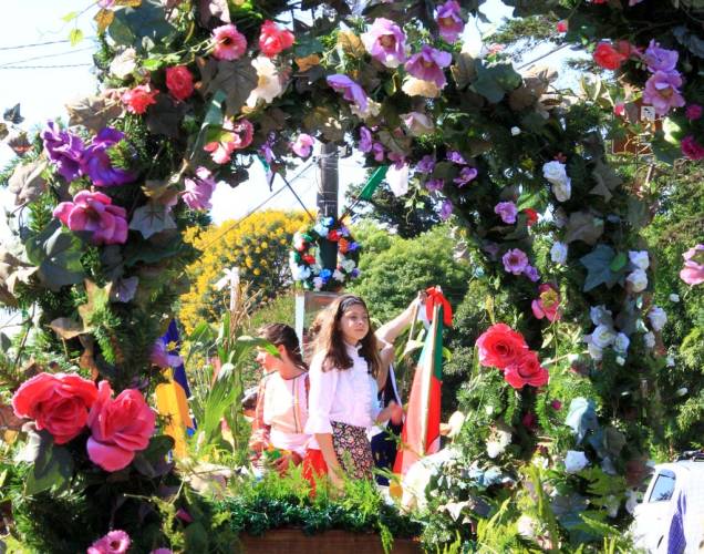 Desfile de carros alegóricos pelas ruas de Gramado Desfile de carros alegóricos pelas ruas de Gramado