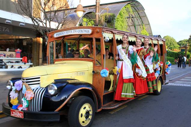 Desfile temático na Festa da Colônia, em Gramado, Rio Grande do Sul