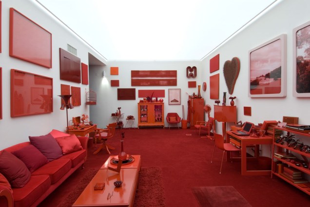 O ambiente com decoração e móveis em vermelho é o primeiro da obra Desvio para o vermelho, de Cildo Meireles, em Inhotim, Brumadinho (MG)