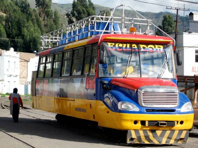 A viagem de trem rumo ao Nariz do Diabo, nos Andes equatorianos, pode começar a bordo de um desses pitorescos ônibus turísticos, chamados de Chiva. Com tarifas de US$ 5 a US$ 8, eles recolhem e transportam os viajantes até a estação de embarque. Há duas opções para iniciar a jornada sobre trilhos: Riobamba ou Alausí, cidades situadas ao sul de <strong><a href="http://viajeaqui.abril.com.br/cidades/equador-quito" rel="Quito" target="_blank">Quito</a></strong>, a capital do <strong><a href="http://viajeaqui.abril.com.br/paises/equador" rel="Equador" target="_blank">Equador</a></strong>.