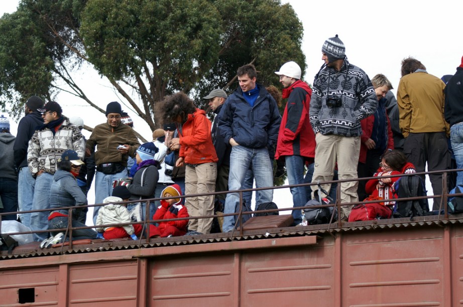 Você pode embarcar em Riobamba ou em Alausí. Seja como for, algumas paradas estão programadas ao longo do percurso, até para que os turistas que viajam sobre o teto possam levantar e esticar as pernas por preciosos instantes. Para depois seguir adiante – e a todo vapor – rumo ao Nariz do Diabo.