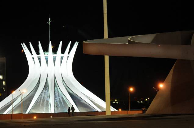 Localizada no Eixo Monumental, a Catedral Metropolitana de Nossa Senhora Aparecida de Brasília é um dos projetos mais conhecidos de Oscar Niemeyer