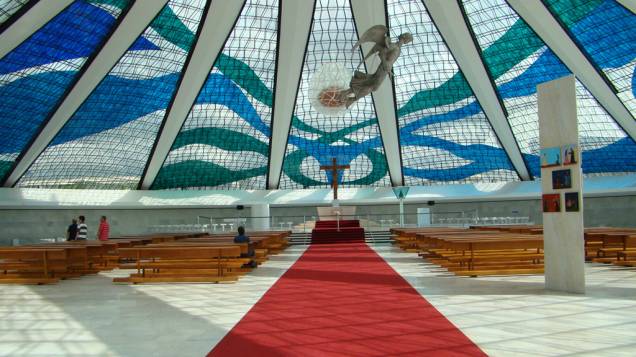 Como foi construída abaixo do nível do solo, a Catedral Metropolitana de Brasília revela-se maior por dentro do que se presume. O local reúne obras de Di Cavalcanti, Ceschiatti e Athos Bulcão