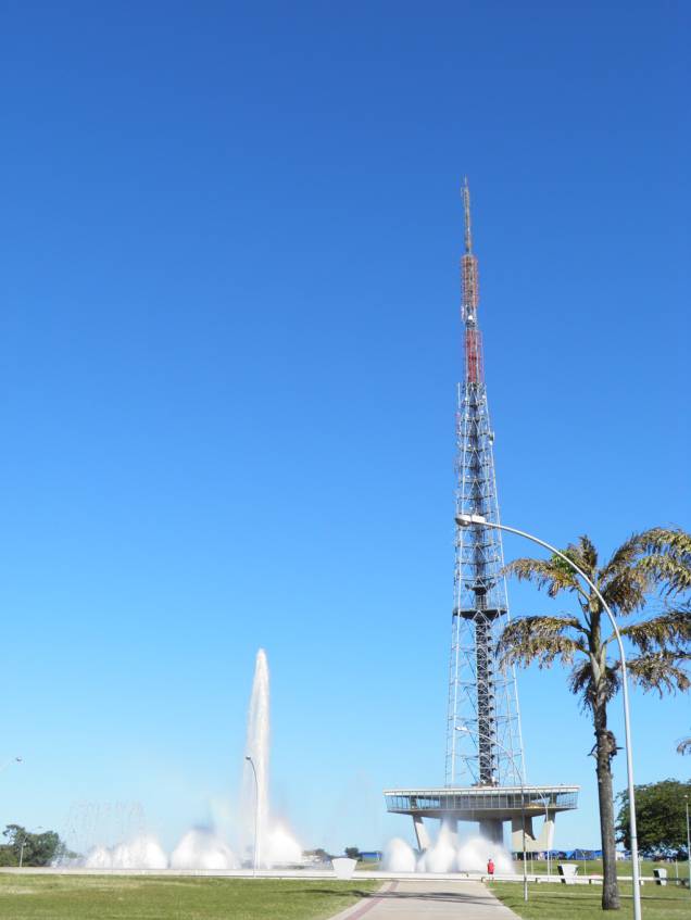 Um dos passeios de Brasília é a Torre de Televisão, que permite vista panorâmica do Eixo Monumental, Lago Paranoá, Parque da Cidade e Asa Sul e Norte. A estrutura metálica de 75m, projetada por Lucio Costa, é a mais alta da América Latina