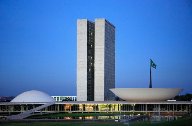 Os visitantes podem assistir parte de uma sessão no Congresso Nacional, o maior símbolo de Brasília, projetado por Niemeyer