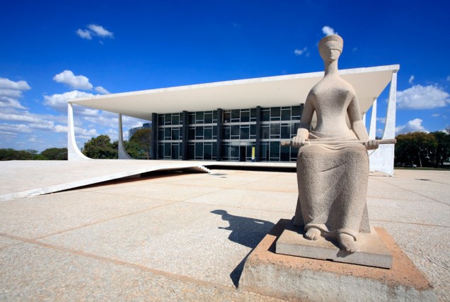 Logo que chegar à sede <strong>Supremo Tribunal Federal</strong>, repare na escultura A Justiça, de Alfredo Ceschiatti. O lugar contempla diversos salões e o plenário, com painel de Athos Bulcão. Do lado de fora, as  linhas estilísticas parecidas com as do Planalto, que fica em frente, reafirma a qualidade de um dos grandes projetos de Niemeyer<br />          <br />