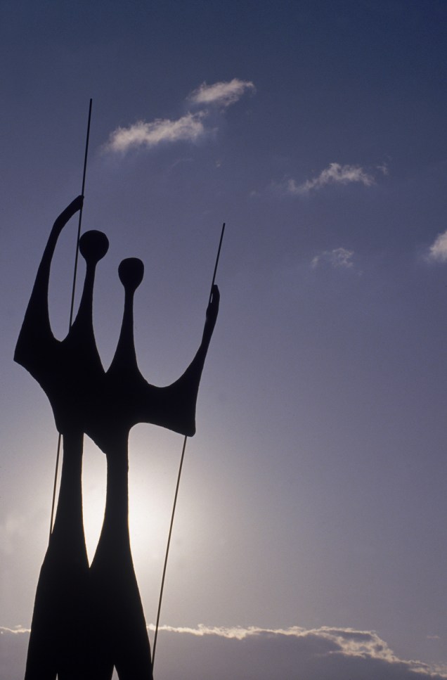 O monumento "Os Guerreiros", também conhecido como Os Candangos, de Bruno Giorgi, é uma homenagem aos operários que trabalharam na construção de Brasília