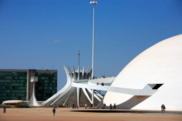 A cúpula branca do Museu Nacional de Brasília chama atenção pela enorme rampa de acesso e por uma passarela externa que serve de mirante para a Explanada dos Ministérios