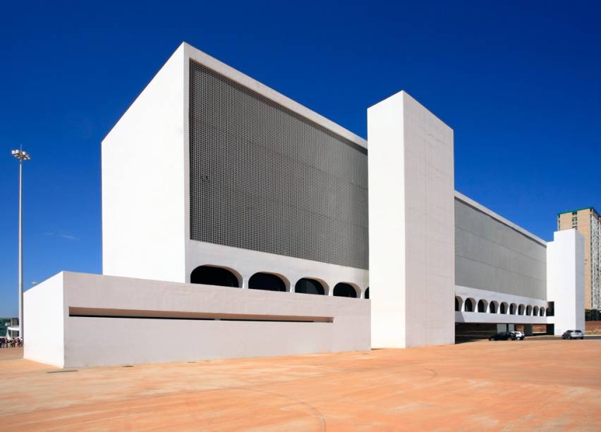 Biblioteca Nacional de Brasília e o Museu Nacional fazem parte do Complexo Cultural da República, projetado por Niemeyer Biblioteca Nacional de Brasília e o Museu Nacional fazem parte do Complexo Cultural da República, projetado por Niemeyer