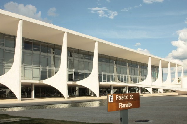 <a href="https://viajeaqui.abril.com.br/estabelecimentos/br-df-brasilia-atracao-palacio-do-planalto" rel="Palácio do Planalto">Palácio do Planalto</a>, em <a href="https://viajeaqui.abril.com.br/cidades/br-df-brasilia" rel="Brasília">Brasília</a> (DF), sede do poder executivo do governo brasileiro