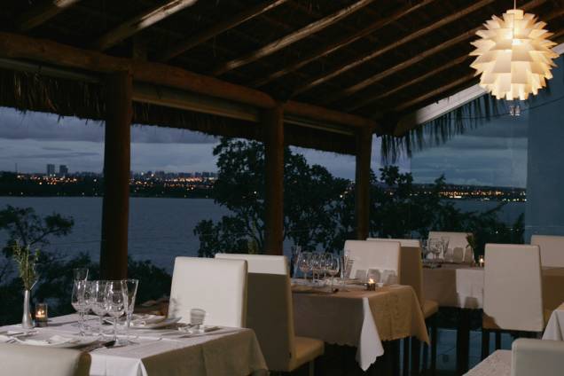 Varanda do restaurante Aquavit com vista para o Lago Paranoá