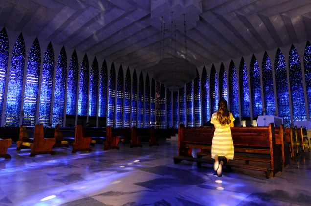 Durante as missas noturnas no <strong>Santuário Dom Bosco</strong>, o majestoso lustre formado por 7400 copos de vidro, fabricado na ilha italiana de Murano, se acende, revelando todo o esplendor da igreja