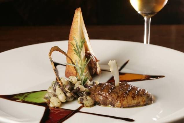 Foie gras flambado na cachaça, criação de Mara Alcamim, chef e dona do restaurante Zuu A.Z.D.Z.