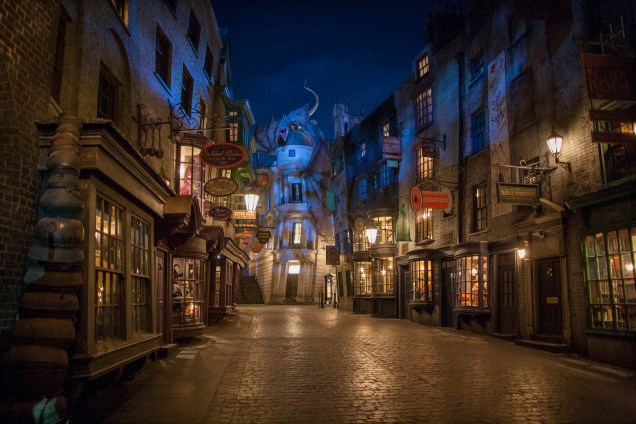 Em julho de 2014, o parque inaugurou o Beco Diagonal, dentro do Fantástico Mundo de Harry Potter. Entre as atrações do Beco, estão lojas do mundo bruxo e o banco de Gringotes <a href="https://viajeaqui.abril.com.br/materias/beco-diagonal-e-inaugurado-no-fantastico-mundo-de-harry-potter-em-orlando" rel="LEIA MAIS" target="_blank"><strong>LEIA MAIS</strong></a>