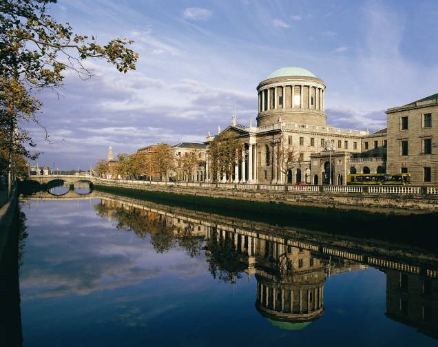 O histórico edifício Four Courts, na capital <a href="http://viajeaqui.abril.com.br/cidades/irlanda-dublin" rel="Dublin">Dublin</a> – que abriga, entre outras, a Suprema Corte do país – foi bombardeado pesadamente em 1916, durante a Guerra Civil Irlandesa