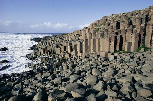 <strong>Giant’s Causeway, Irlanda do Norte:</strong> Os 40 mil blocos de basalto que cobrem o litoral da Irlanda do Norte formam uma das paisagens mais curiosas do planeta. É tudo tão intrigante que não parecem ser uma formação natural. Coberta de lendas e histórias, este teria sido o domínio de Finn MacCool, gigante protetor do rei da Irlanda, que talhou o litoral a pancadas. Uma versão menos romântica aponta para fortes atividades vulcânicas a cerca de 50-60 milhões de anos como a origem mais provável da mais popular atração turística da região. <strong>Distância de Londres: 1h20 de avião até Belfast</strong>, com AerLingus, Flybe, British Airways e EasyJet e, de lá, mais 100 quilômetros via terrestre <strong>Giant’s Causeway, Irlanda do Norte:</strong> Os 40 mil blocos de basalto que cobrem o litoral da Irlanda do Norte formam uma das paisagens mais curiosas do planeta. É tudo tão intrigante que não parecem ser uma formação natural. Coberta de lendas e histórias, este teria sido o domínio de Finn MacCool, gigante protetor do rei da Irlanda, que talhou o litoral a pancadas. Uma versão menos romântica aponta para fortes atividades vulcânicas a cerca de 50-60 milhões de anos como a origem mais provável da mais popular atração turística da região. <strong>Distância de Londres: 1h20 de avião até Belfast</strong>, com AerLingus, Flybe, British Airways e EasyJet e, de lá, mais 100 quilômetros via terrestre