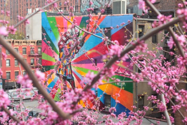 Arte urbana vista a partir do High Line Park, em <a href="https://viajeaqui.abril.com.br/cidades/estados-unidos-nova-york" rel="Nova York">Nova York</a>