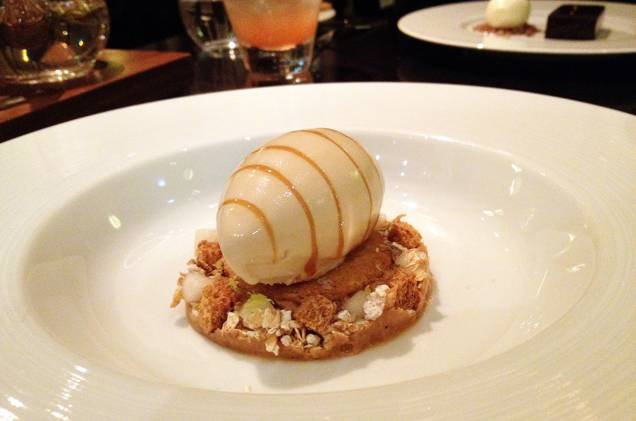 <strong>5º Dinner by Heston Blumenthal - <a href="https://viajeaqui.abril.com.br/cidades/reino-unido-londres" rel="Londres" target="_blank">Londres</a></strong>A nova comida típica inglesa é servida em generosas porções. Os pratos têm uma apresentação rústica, porém divertida. Na foto: sorvete com brownie de pão integral com manteiga, caramelo, xarope de malte e cubos de melão. Sobremesa especialidade da casa. <strong>5º Dinner by Heston Blumenthal - <a href="https://viajeaqui.abril.com.br/cidades/reino-unido-londres" rel="Londres" target="_blank">Londres</a></strong>A nova comida típica inglesa é servida em generosas porções. Os pratos têm uma apresentação rústica, porém divertida. Na foto: sorvete com brownie de pão integral com manteiga, caramelo, xarope de malte e cubos de melão. Sobremesa especialidade da casa.
