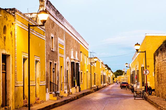 Para além desse passado tinhoso, Izamal é agora uma pequena joia do México colonial, na Península de Yucatán. Pacata e linda, com suas casas, igrejas e arcadas pintadas de um amarelo festivo