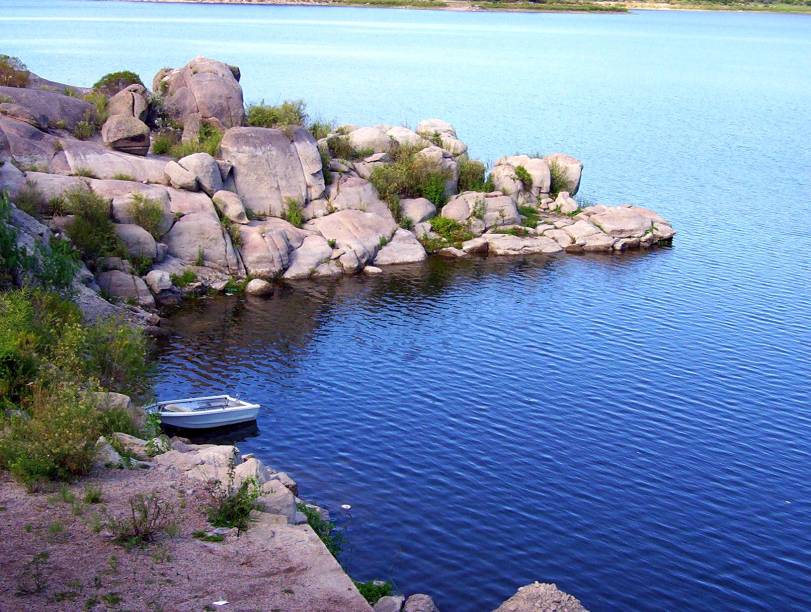 O Dique El Cajón é uma das belas paisagens naturais de Córdoba, com uma muralha que chega a 39 m de altura. Ele intercepta o Rio Dolores e se apoia sobre um terreno de granito