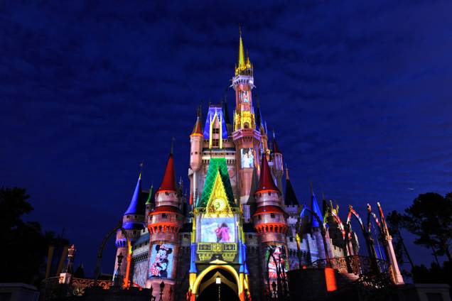 O Castelo da Cinderella, no Magic Kingdom, iluminado para o show The Magic, The Memories and You