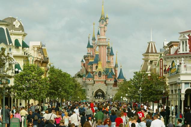 A Disneyland, um dos parques da Disney de Paris, abriga o Castelo da Bela Adormecida, na praça central A Disneyland, um dos parques da Disney de Paris, abriga o Castelo da Bela Adormecida, na praça central