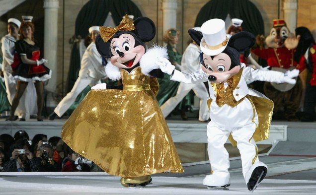 Show com os personagens Mickey e Minnie na Tokyo Disneyland, no Japão