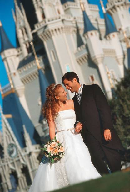 <strong>Disney, Orlando, Estados Unidos</strong>Expert em tornar reais os sonhos de infância mais remotos, a <a href="https://viajeaqui.abril.com.br/materias/walt-disney-world-resort" rel="Disney" target="_blank"><strong>Disney</strong></a> é capaz de transformar qualquer noiva em uma Cinderela. No Magic Kingdom, parque da Disney em <strong><a href="https://viajeaqui.abril.com.br/cidades/estados-unidos-orlando" rel="Orlando" target="_blank">Orlando</a>, </strong>nos <a href="https://viajeaqui.abril.com.br/paises/estados-unidos" rel="Estados Unidos" target="_blank">Estados Unidos</a>, ela chega a bordo de uma carruagem como a da Cinderela para se casar em frente ao castelo da princesa do sapato perdido. Imaginou? Entre os convidados, aparecem sem avisar o casal Mickey e Minnie, Donald e o Pateta. A <a href="https://www.disneyweddings.com/" rel="Disney Weddings" target="_blank">Disney Weddings</a> vende diferentes tipos de pacote também para Disneyland, na Califórnia, e o Disney Cruise Line (o navio da marca) e até em uma praia do Havaí.