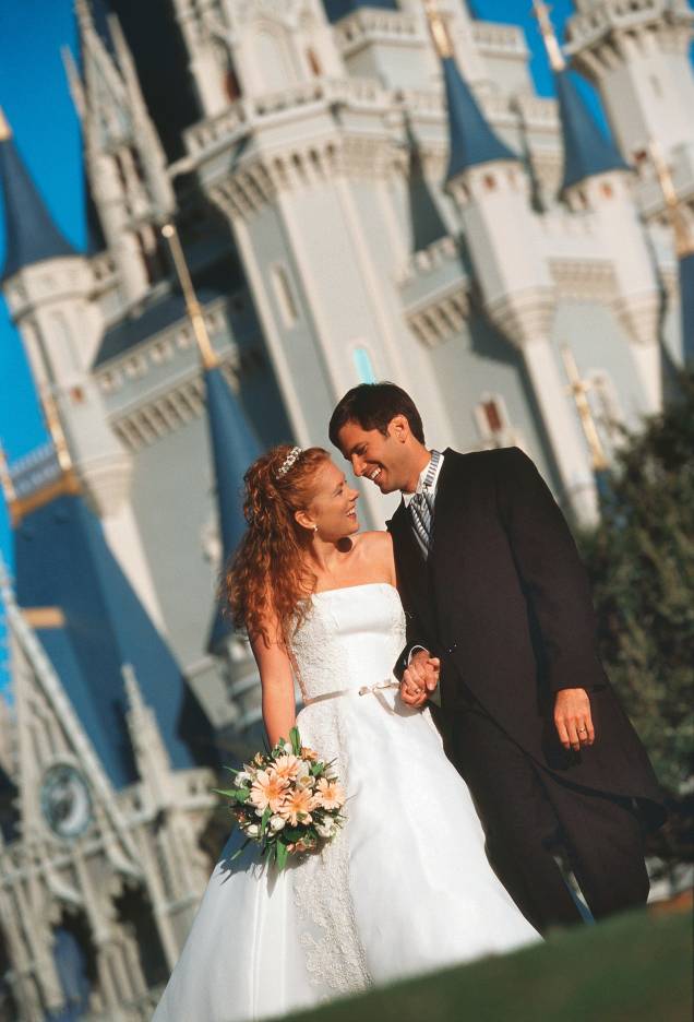 <strong>Disney, Orlando, Estados Unidos</strong>Expert em tornar reais os sonhos de infância mais remotos, a <a href="https://viajeaqui.abril.com.br/materias/walt-disney-world-resort" rel="Disney" target="_blank"><strong>Disney</strong></a> é capaz de transformar qualquer noiva em uma Cinderela. No Magic Kingdom, parque da Disney em <strong><a href="https://viajeaqui.abril.com.br/cidades/estados-unidos-orlando" rel="Orlando" target="_blank">Orlando</a>, </strong>nos <a href="https://viajeaqui.abril.com.br/paises/estados-unidos" rel="Estados Unidos" target="_blank">Estados Unidos</a>, ela chega a bordo de uma carruagem como a da Cinderela para se casar em frente ao castelo da princesa do sapato perdido. Imaginou? Entre os convidados, aparecem sem avisar o casal Mickey e Minnie, Donald e o Pateta. A <a href="https://www.disneyweddings.com/" rel="Disney Weddings" target="_blank">Disney Weddings</a> vende diferentes tipos de pacote também para Disneyland, na Califórnia, e o Disney Cruise Line (o navio da marca) e até em uma praia do Havaí. <strong>Disney, Orlando, Estados Unidos</strong>Expert em tornar reais os sonhos de infância mais remotos, a <a href="https://viajeaqui.abril.com.br/materias/walt-disney-world-resort" rel="Disney" target="_blank"><strong>Disney</strong></a> é capaz de transformar qualquer noiva em uma Cinderela. No Magic Kingdom, parque da Disney em <strong><a href="https://viajeaqui.abril.com.br/cidades/estados-unidos-orlando" rel="Orlando" target="_blank">Orlando</a>, </strong>nos <a href="https://viajeaqui.abril.com.br/paises/estados-unidos" rel="Estados Unidos" target="_blank">Estados Unidos</a>, ela chega a bordo de uma carruagem como a da Cinderela para se casar em frente ao castelo da princesa do sapato perdido. Imaginou? Entre os convidados, aparecem sem avisar o casal Mickey e Minnie, Donald e o Pateta. A <a href="https://www.disneyweddings.com/" rel="Disney Weddings" target="_blank">Disney Weddings</a> vende diferentes tipos de pacote também para Disneyland, na Califórnia, e o Disney Cruise Line (o navio da marca) e até em uma praia do Havaí.