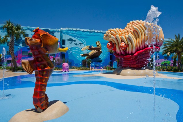 <strong>Big Blue</strong>, maior piscina de todos os resorts de Walt Disney World, tem alto-falantes subaquáticos