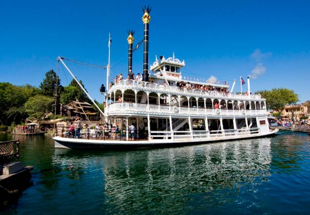 Mark Twain Riverboat, uma das atrações clássicas da Disneylândia Mark Twain Riverboat, uma das atrações clássicas da Disneylândia