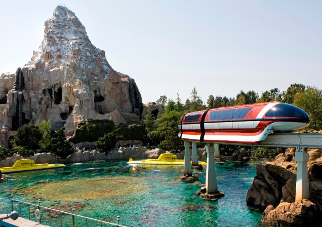 Três ícones da Disneyland: a montanha Matterhorn, o Monorail e os submarinos amarelos