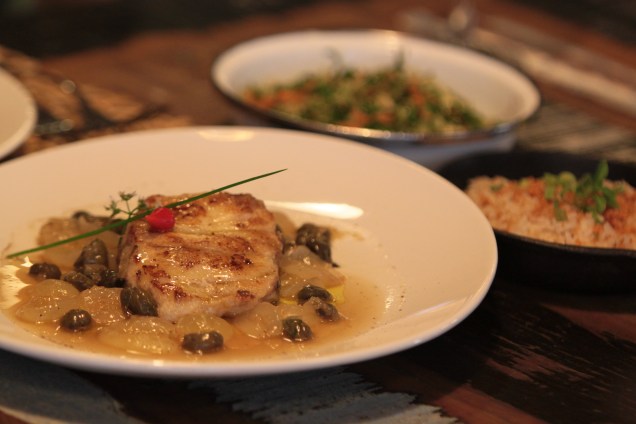 Peixe grelhado com uvas e legumes Peixe grelhado com uvas e legumes