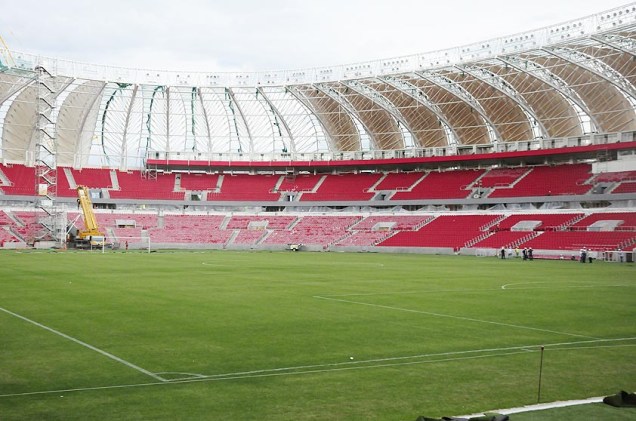 Foto de janeiro de 2014 mostra a cobertura quase toda instalada no estádio Beira-Rio