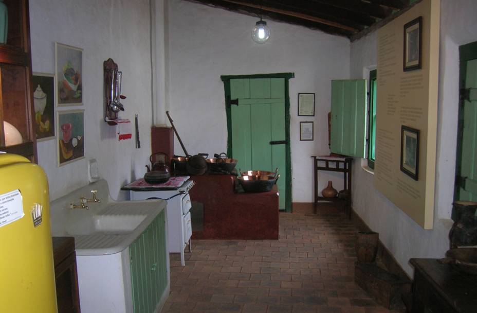 Cozinheira de mão cheia, Cora Coralina passou suas receitas para amigas e vizinhas em Goiás (GO). A visita guiada pelo museu começa justamente pela cozinha, onde a poetisa utilizava os tachos de cobre para preparar seus quitutes