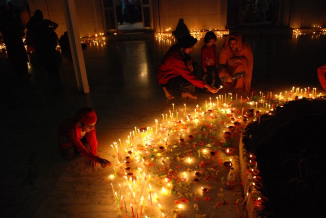 <strong>Divali – Festival das Luzes </strong><strong>–</strong><strong> <a href="https://viajeaqui.abril.com.br/paises/india" rel="Índia" target="_blank">Índia</a></strong> Milhões de luzes iluminam o exterior de casas, altares, templos e outros prédios comunitários durante os cinco dias de festival. Espiritualmente, o Divali significa a vitória da luz sobre a escuridão, o bem sobre o mal, o conhecimento sobre a ignorância e a esperança sobre o desespero <strong>Divali – Festival das Luzes </strong><strong>–</strong><strong> <a href="https://viajeaqui.abril.com.br/paises/india" rel="Índia" target="_blank">Índia</a></strong> Milhões de luzes iluminam o exterior de casas, altares, templos e outros prédios comunitários durante os cinco dias de festival. Espiritualmente, o Divali significa a vitória da luz sobre a escuridão, o bem sobre o mal, o conhecimento sobre a ignorância e a esperança sobre o desespero