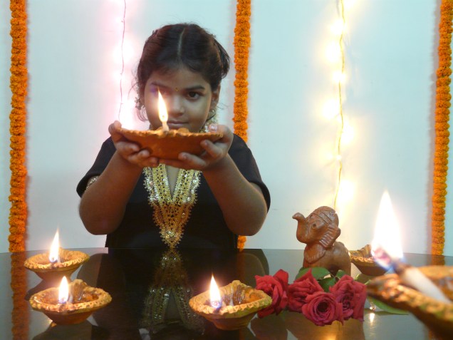 <strong>Divali – Festival das Luzes </strong><strong>– </strong><strong><a href="https://viajeaqui.abril.com.br/paises/india" rel=" Índia" target="_blank">Índia</a></strong> Além das luzes, também é comum fazer decorações de pós coloridos no chão (ficam parecendo as nossas decorações de Semana Santa nas cidades históricas), comidas típicas e altares em casa. Durante o Divali é comum presentear amigos e familiares queridos – é o período de compras mais aquecido da Índia <strong>Divali – Festival das Luzes </strong><strong>– </strong><strong><a href="https://viajeaqui.abril.com.br/paises/india" rel=" Índia" target="_blank">Índia</a></strong> Além das luzes, também é comum fazer decorações de pós coloridos no chão (ficam parecendo as nossas decorações de Semana Santa nas cidades históricas), comidas típicas e altares em casa. Durante o Divali é comum presentear amigos e familiares queridos – é o período de compras mais aquecido da Índia