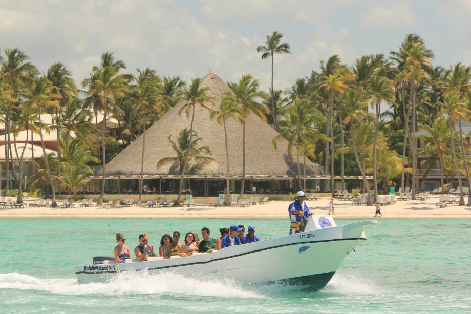 Da praia à piscina, o transporte é feito de lancha