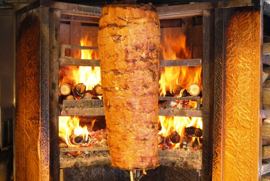 Facilmente encontrado nas ruas de Dubai, o doner kebab é um típico prato turco