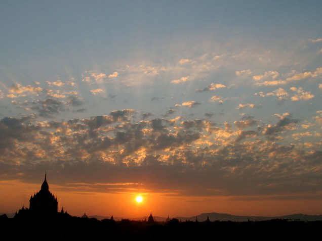 O pôr do sol em Bagan é um dos destaques em uma viagem ao Mianmar