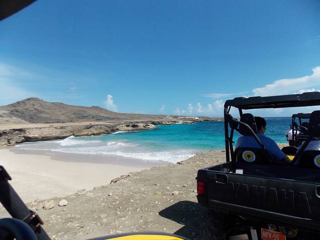 Vista de Dos Playa a partir das dunas, no Parque Nacional Arikok, em Aruba Vista de Dos Playa a partir das dunas, no Parque Nacional Arikok, em Aruba