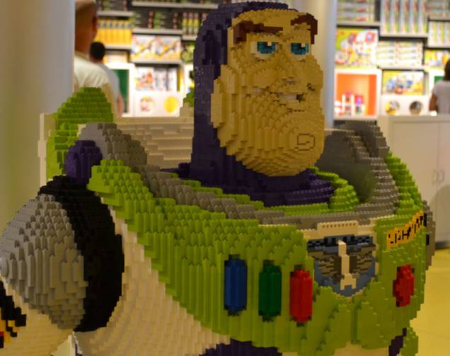 Escultura de Buzz Lightyear na Lego Imagination Center, loja em Downtown Disney