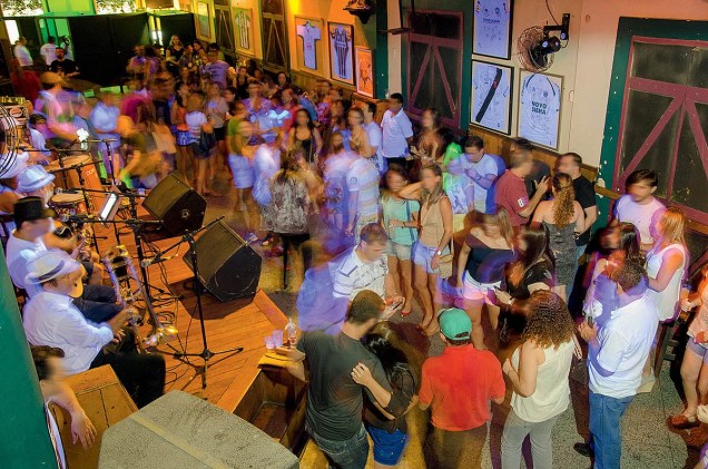 Pessoas divertem-se na noite do Bar Buoni Amicis Sport Bar, um dos bares com fachada colorida do Centro Cultural
