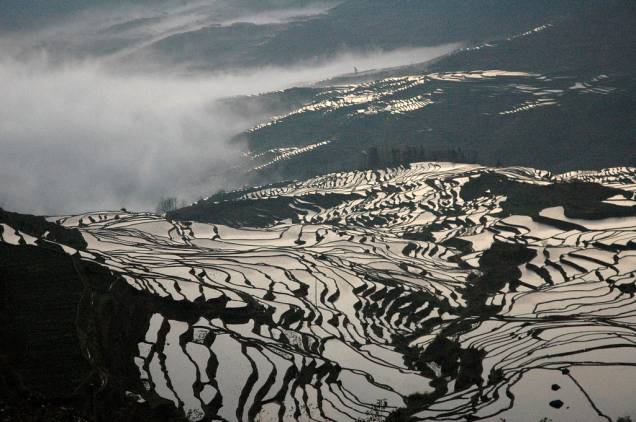 <strong>Dragon Backbone Rice Fields, Longsheng, Guangxi, China</strong> O terreno montanhoso da província de Guangxi desafiou os locais a construir plantações alagadas de arroz adaptadas à sua geografia. Esta é uma paisagem criada pelo homem, mas não deixa de ter grande apelo natural. <a href="https://www.booking.com/searchresults.pt-br.html?aid=332455&lang=pt-br&sid=eedbe6de09e709d664615ac6f1b39a5d&sb=1&src=index&src_elem=sb&error_url=https%3A%2F%2Fwww.booking.com%2Findex.pt-br.html%3Faid%3D332455%3Bsid%3Deedbe6de09e709d664615ac6f1b39a5d%3Bsb_price_type%3Dtotal%26%3B&ss=China&ssne=Ilhabela&ssne_untouched=Ilhabela&checkin_monthday=&checkin_month=&checkin_year=&checkout_monthday=&checkout_month=&checkout_year=&no_rooms=1&group_adults=2&group_children=0&from_sf=1&ss_raw=China+&ac_position=0&ac_langcode=xb&dest_id=44&dest_type=country&search_pageview_id=a5a173e6a6c40073&search_selected=true&search_pageview_id=a5a173e6a6c40073&ac_suggestion_list_length=5&ac_suggestion_theme_list_length=0" target="_blank" rel="noopener"><em>Busque hospedagens na China no Booking.com</em></a> <strong>Dragon Backbone Rice Fields, Longsheng, Guangxi, China</strong> O terreno montanhoso da província de Guangxi desafiou os locais a construir plantações alagadas de arroz adaptadas à sua geografia. Esta é uma paisagem criada pelo homem, mas não deixa de ter grande apelo natural. <a href="https://www.booking.com/searchresults.pt-br.html?aid=332455&lang=pt-br&sid=eedbe6de09e709d664615ac6f1b39a5d&sb=1&src=index&src_elem=sb&error_url=https%3A%2F%2Fwww.booking.com%2Findex.pt-br.html%3Faid%3D332455%3Bsid%3Deedbe6de09e709d664615ac6f1b39a5d%3Bsb_price_type%3Dtotal%26%3B&ss=China&ssne=Ilhabela&ssne_untouched=Ilhabela&checkin_monthday=&checkin_month=&checkin_year=&checkout_monthday=&checkout_month=&checkout_year=&no_rooms=1&group_adults=2&group_children=0&from_sf=1&ss_raw=China+&ac_position=0&ac_langcode=xb&dest_id=44&dest_type=country&search_pageview_id=a5a173e6a6c40073&search_selected=true&search_pageview_id=a5a173e6a6c40073&ac_suggestion_list_length=5&ac_suggestion_theme_list_length=0" target="_blank" rel="noopener"><em>Busque hospedagens na China no Booking.com</em></a>