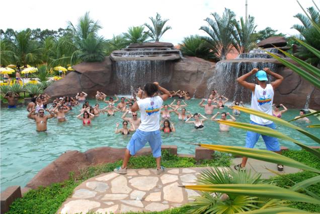 Monitores animam os hóspedes na piscina Monitores animam os hóspedes na piscina