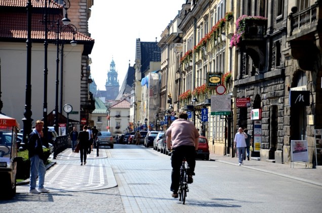 O centro de Cracóvia é compacto e a visita à cidade é facilmente feita a pé. Os grandes destaques são a Cidade Velha, o Castelo Wawel, o antigo gueto judeu e as inúmeras igrejas que se espalham por seu perímetro